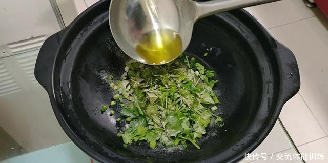 简单的家常菜《萝卜丸子汤》丸子好吃，汤鲜味美的秘密