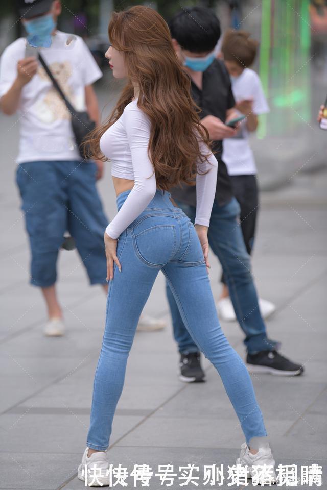 阿成|白色长袖搭配蓝色牛仔裤，清新甜美，青春有活力