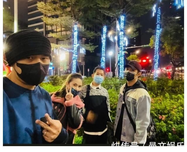 漫画|组图:周杰伦昆凌与友人外出逛街打卡书店,调侃为什么不买漫画书