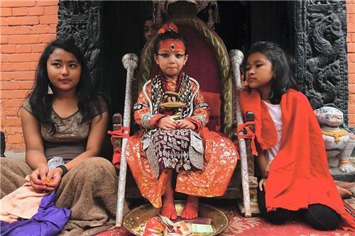 藏传佛教#被囚禁的尼泊尔“活女神”:4岁被送去寺庙,国王见了也得跪拜