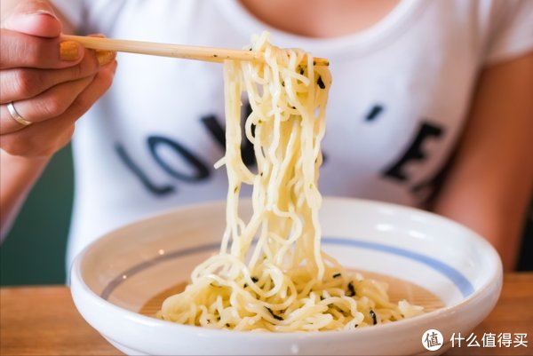 搅拌均匀|夏天面条就该这么吃,清凉爽口,全家人都爱吃,比吃凉皮还过瘾呢