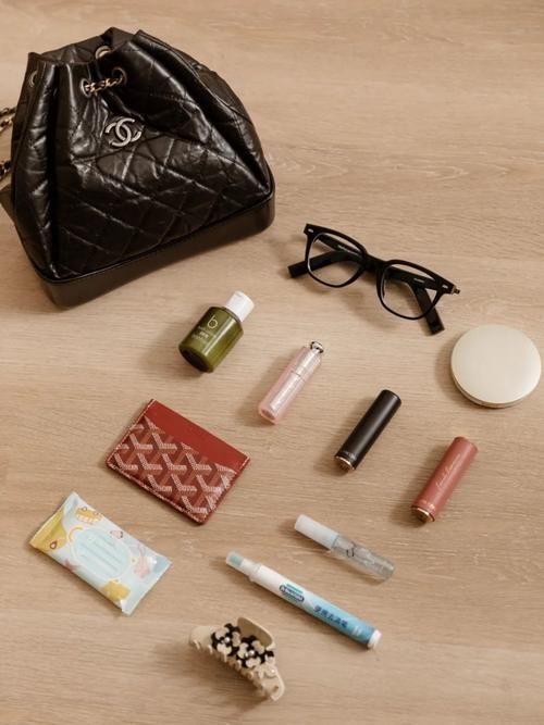 复工翻包记｜上班族女孩包里都有什么？