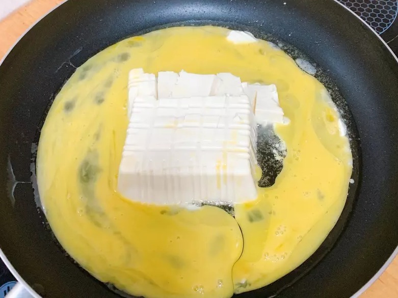 鸡蛋跟豆腐没想到这么搭!大叔把这两个混在一起,比吃肉还要香!