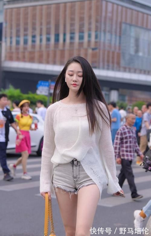 大长腿|轻熟优雅的大姐姐，时尚穿搭针织衫搭配牛仔短裤，减龄更显女神范