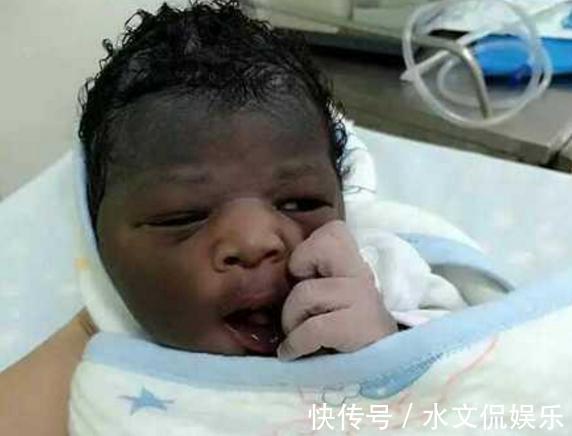 奶奶|年轻妈妈生下“黑人宝宝”,爸爸觉得抱错了,奶奶我知道原因了