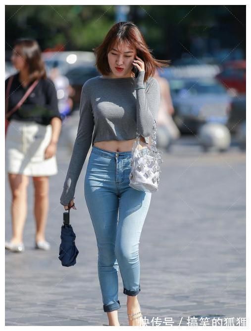 穿搭 灰色露脐上衣搭配紧身牛仔裤,简单的穿搭,带有随性的潇洒