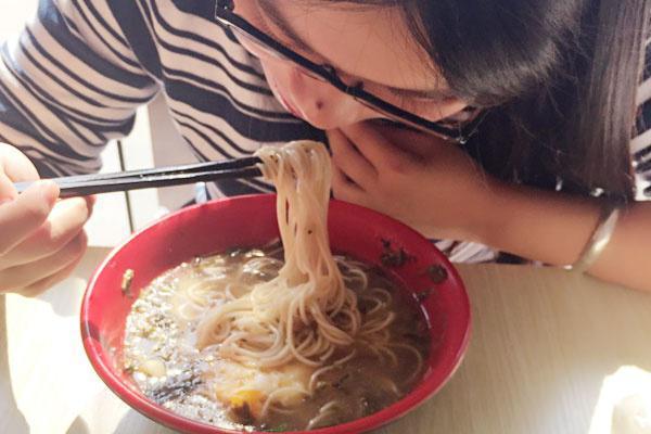 吃饭|寿命长的人,吃饭时常有三个习惯,即使占一个,也值得高兴