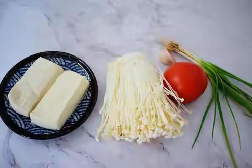 上了年纪后，建议中年女性多吃这菜，营养不比牛奶差，好吃又解馋