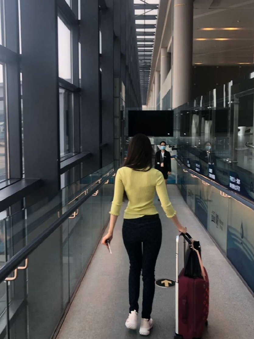 穿搭|吉娜身材绝了,生完娃后身材没变样,吊带配透视修身衣精致又时髦