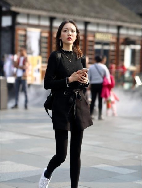 黑色|街拍性感多姿的小姐姐,简约而不简单,靓丽又迷人