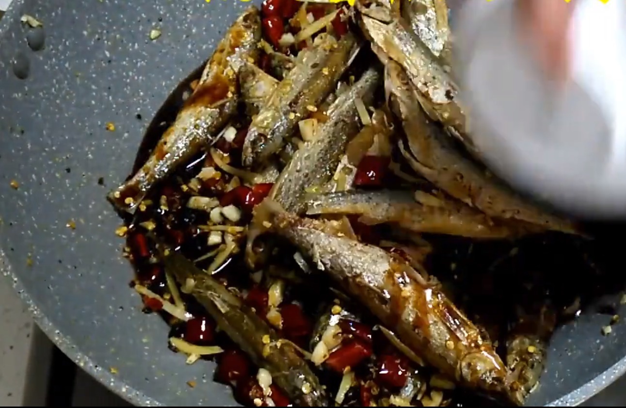 干煸麻辣小鱼,美味又补钙,还是下酒的特色菜,试试吧
