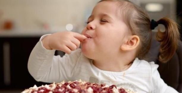 刷牙|孩子嘴太臭遭同学嫌弃,宝妈带娃去医院检查,取出的颗粒是真臭