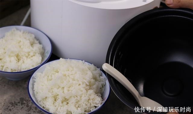 蒸米饭别只会加清水,记住多加2样,米饭香软,陈米也能变好吃