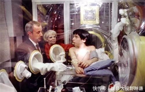 美国|美国“泡泡男孩”:12岁才走出隔离膜,在临终前第一次亲吻了妈妈