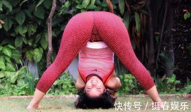 头倒立式|生活作息不规律,皱纹易增多,几个动作每天练一次,皱纹远离你