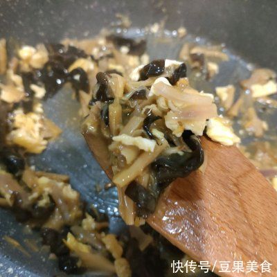 黄花菜木耳鸡蛋打卤面你这么做，保证你吃一次想十次