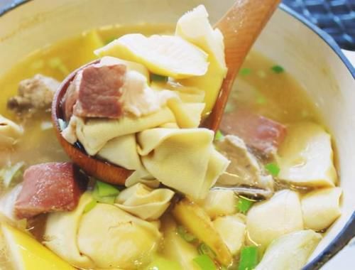 做腌笃鲜时，春笋别直接下锅，多加1个步骤，汤鲜笋嫩不涩口