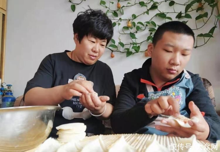 孩子|18年陪伴，撑起脑瘫孩子读书梦