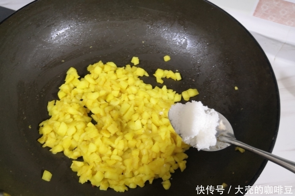 宝妈|用牛奶和苹果做饼,当早餐太赞了,大人孩子喜欢,网友:聪明做法