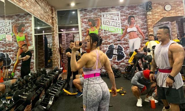 辣妈|举铁的魅力，越南135斤辣妈这样健身，网友感慨真比不过