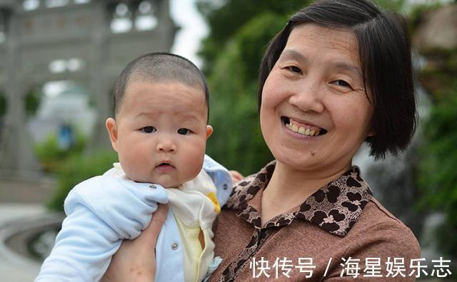 父母|孙子坐小板凳挂吊针,“隔代亲”的爷爷呼呼大睡,妈妈差点误会