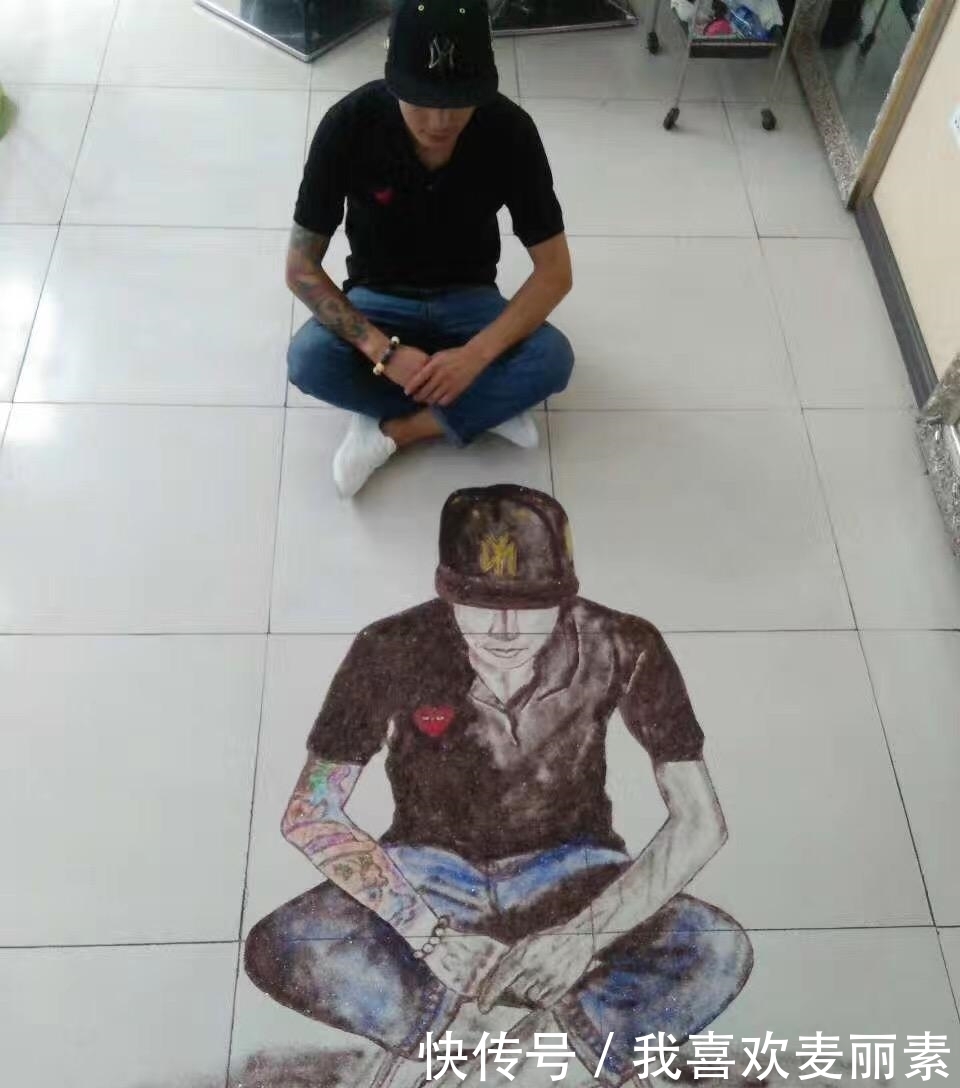 碎发|真稀奇!美发师用碎发拼出两个“女朋友”又制作了头发画自画像!