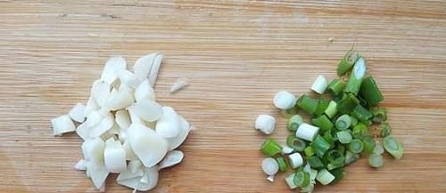 炒猪肉时,先放油还是先放肉?很多人都搞错了,难怪肉又老又硬