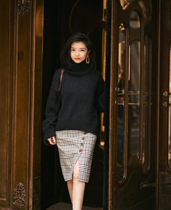 用力过猛 入冬后流行“毛衣+裙子”,时髦优雅又大方,适合大部分女生穿