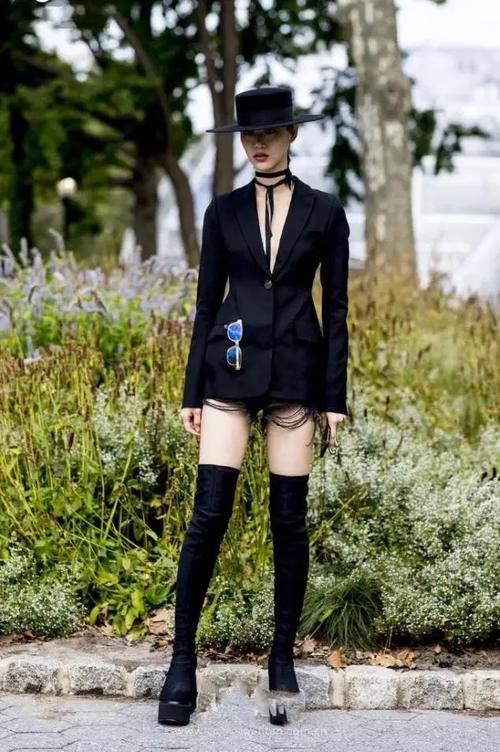 西装裤已经失宠了，今年流行的是“西装裙”，不少明星都在穿