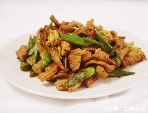 饭店|辣椒炒肉时,有人先炒辣椒有人先炒肉,教你饭店的做法,鲜嫩不腻