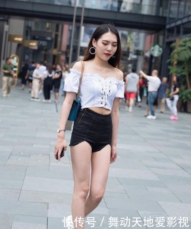 白色|美女穿了一身白色的连衣裙,勾勒出了较好的身材线条