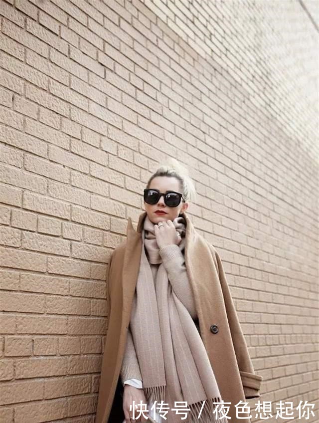 系法|喜欢穿大衣的女人,围巾建议这些“时髦系法”,脸都偷偷小一圈