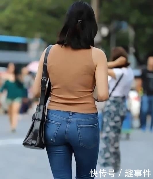 舒适不紧绷的牛仔裤，即使微胖也能轻松应对