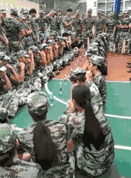 |搞笑gif:好好的一个美女,怎么摔得这么惨啊!看着让人心生怜悯!