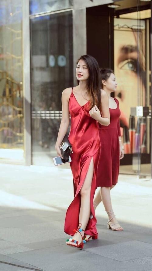 身穿|高挑美女身穿一身红色风衣,让她的完美身材完全突显出来了