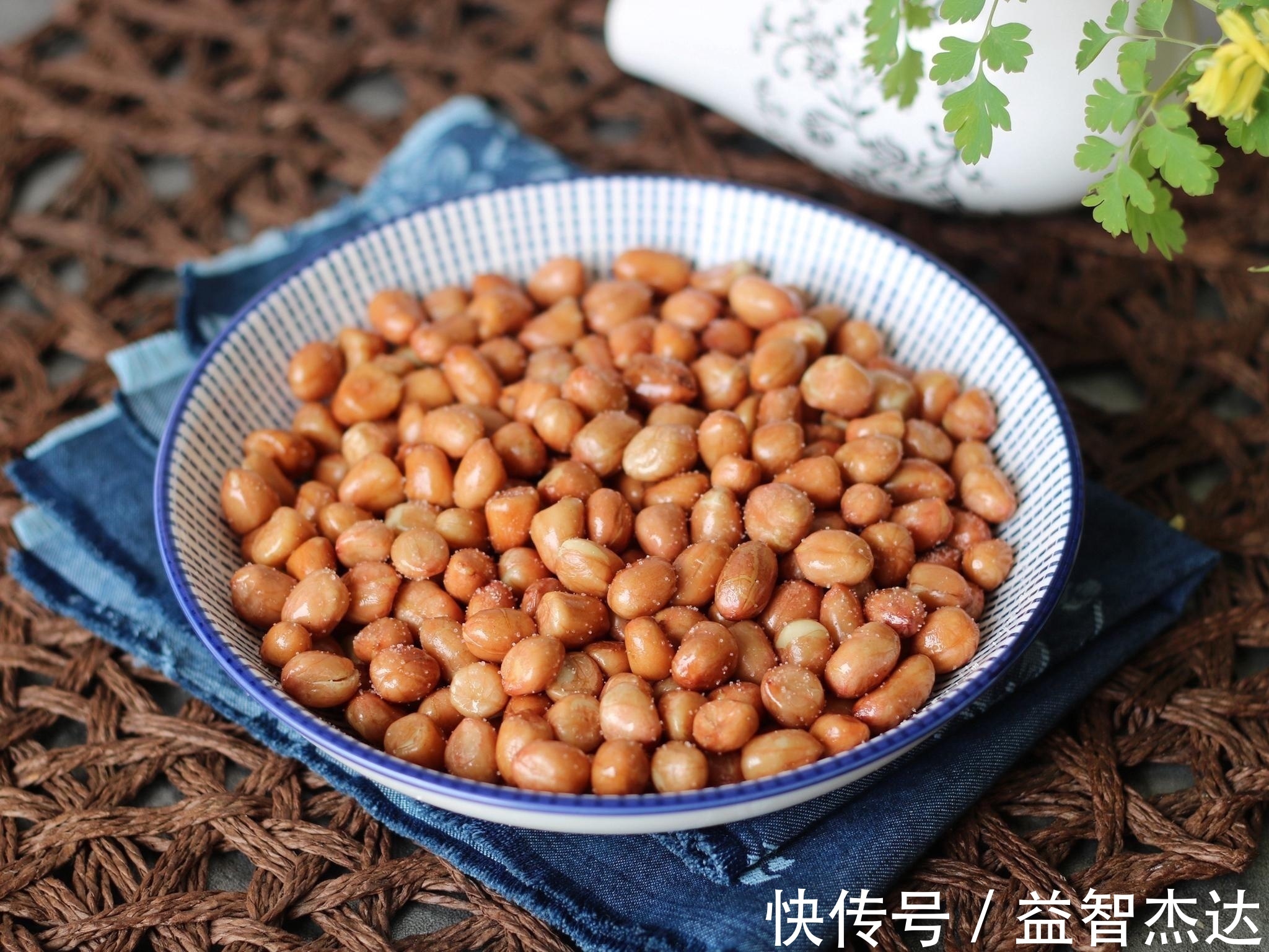 炒花生米|炒花生米用哪种油大厨用对了，花生不吃油，放一个星期嘎嘣脆