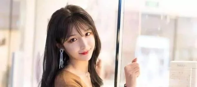 艾比新造型粉嫩搭配尽显身材，这腰让女生都自愧不如