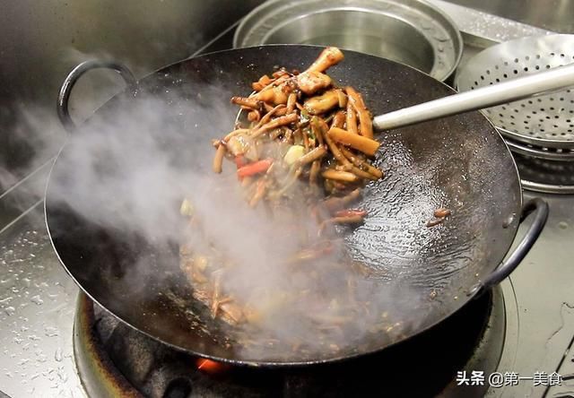 厨师长|鸡肉和茶树菇这样一起炖，鲜到骨子里，厨师长分享地道农家做法