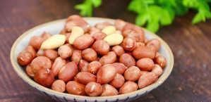 油炸|花生米不用水煮,撒点盐泡一下,比油炸得更好吃,咸香酥脆