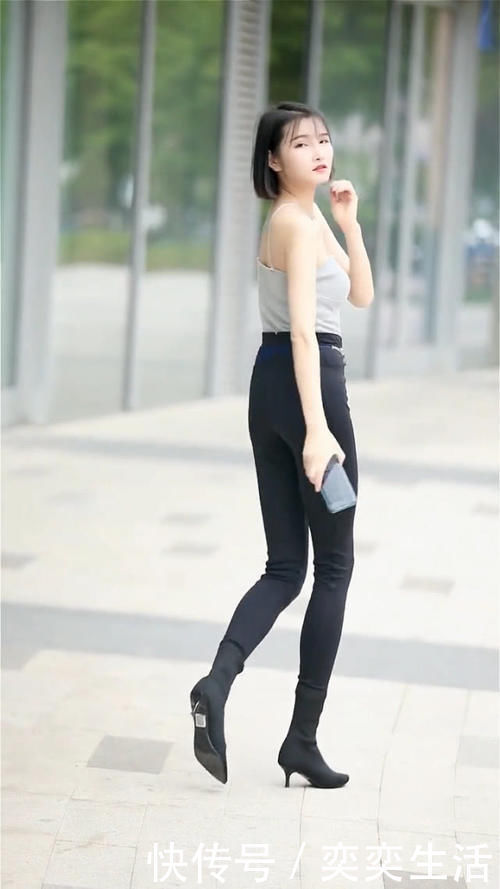 街拍|街拍白色挂脖背心搭配牛仔裤，穿出绝佳气质美女，大长腿真的抢镜