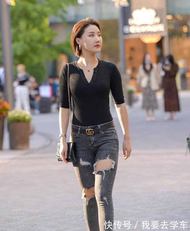 身材比例 黑色V领短袖搭配灰色打底裤,日常风格,凸显整体的气质!