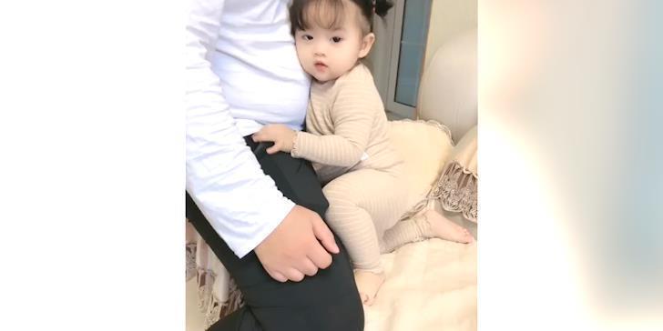 爸爸|宝爸和宝宝的关系太好了,躺在爸爸怀里就不走,连妈妈也吃醋