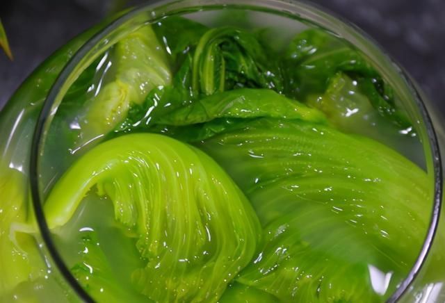 腌酸菜这方法老妈用了20年,不放油3天就变色,比老坛酸菜爽口