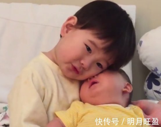 小公主|妹妹哭闹不停,哥哥抱起二宝满脸的溺爱,网友:有哥的妹妹像个宝