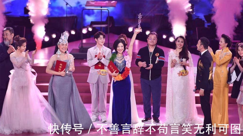 压轴|她是《星光大道》最惨冠军,曾在春晚压轴,如今却在街头卖唱