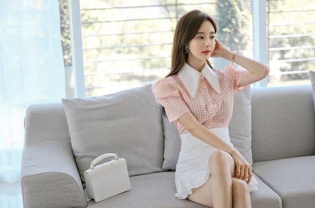 镂空|女神孙允珠高清时尚搭配：云霓冰纯桃蜜镂空雕花百褶裙