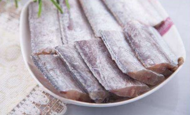 炸带鱼，用面粉还是用淀粉？全错，大厨用它，金黄酥脆外焦里嫩