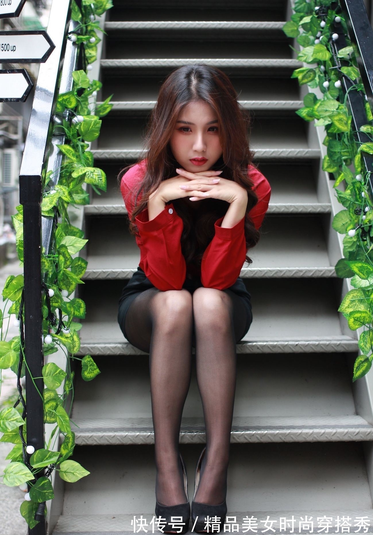 大长腿 红色衬衫搭配黑色包臀裙,优雅又知性,绽放女性魅力