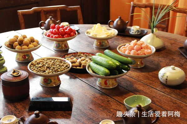 茶食搭配口诀甜配绿，酸配红，咸配乌龙，坚果配黑茶