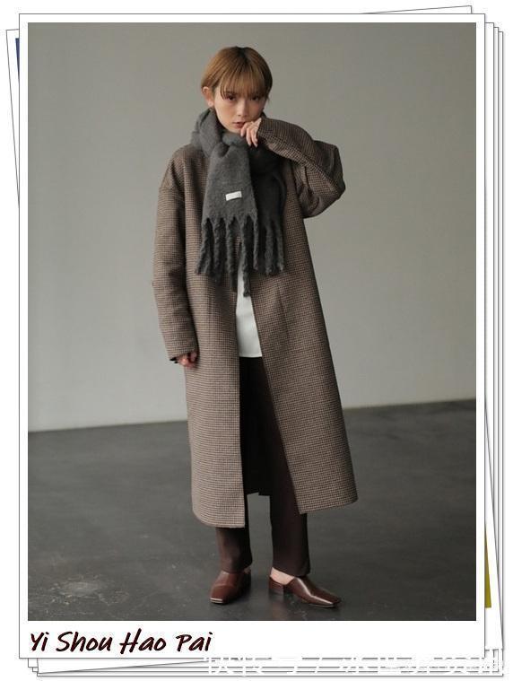低调有气质!灰色围巾的搭配示例,简单穿搭立马变时尚